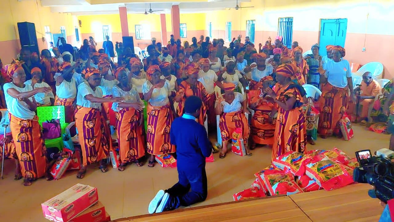 Jubilation in Anambra community as Ebube Muonso splashes over 300 elderly persons with cash, foodstuffs